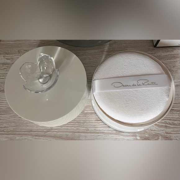 Oscar de la Renta Dusting Powder - Picture 3 of 5